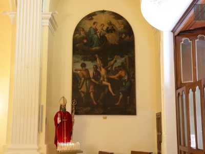 Spostandoci sulle pareti laterali, notiamo che sono scandite da tre arcate ciascuna, contenenti dipinti seicenteschi e statue sacre, alcune delle quali sono patrimonio di confraternite rimaste senza una chiesa e ospitate nel corso dei secoli tutte in questa �casa�